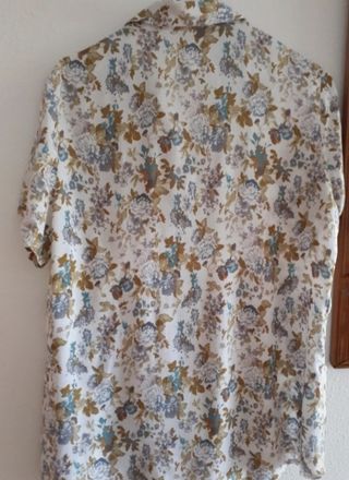 Blusa estampada con fondo blanco. De algodón