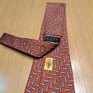 Cravatta Gucci con motivo a catene oro