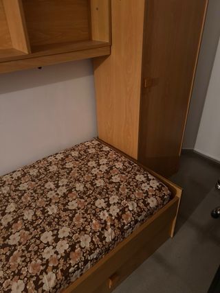 Somier y estanterías con 2 colchones