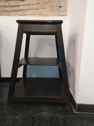Mueble de madera oscuro para prensa de papel