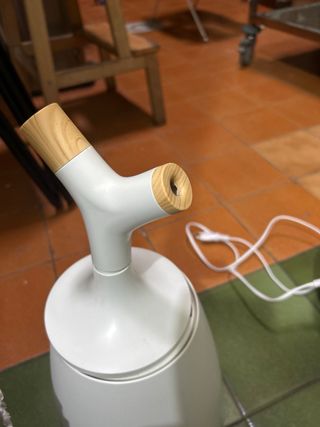 Humidificador gris y blanco
