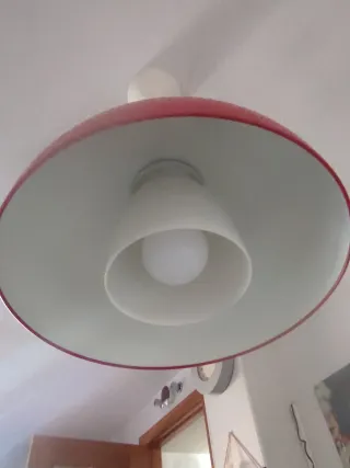 Lámpara de techo roja y blanca