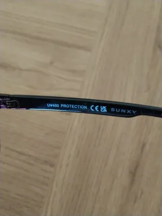 Gafas de sol aviador negras y rojas