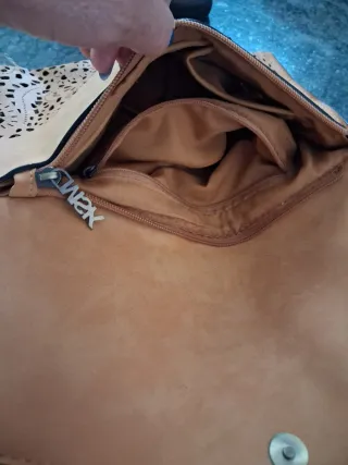Bolso de mano beige con detalles calados