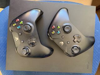 Xbox One X 1TB + 2 Mandos