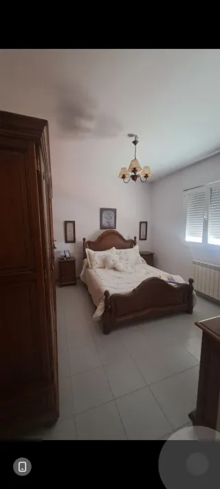 Muebles de dormitorio de madera de castaño.