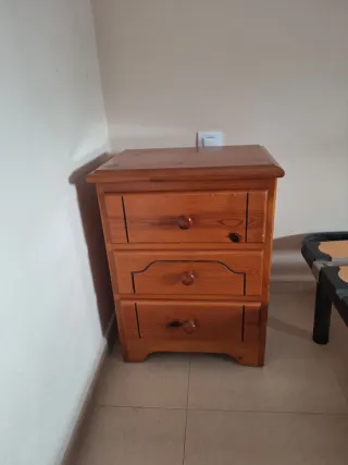 Mesita de noche de pino