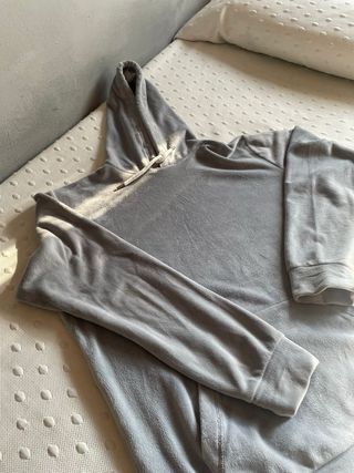 Sudadera terciopelo gris con capucha