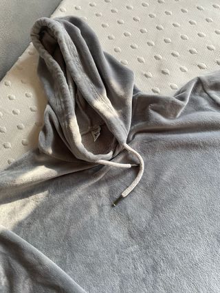 Sudadera terciopelo gris con capucha