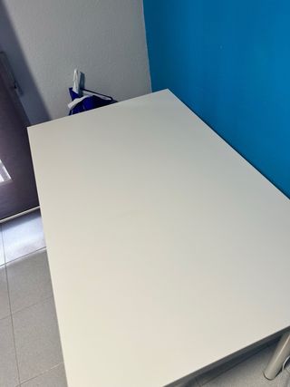 Mesa blanca amplia y moderna