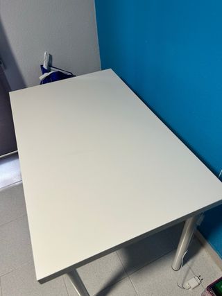Mesa blanca amplia y moderna
