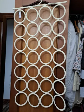 Colgador  blanco para armario