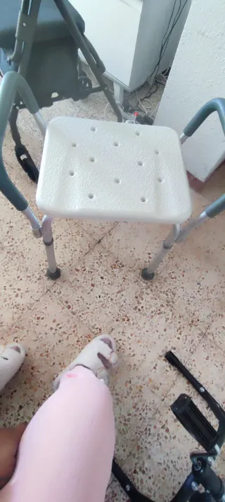 Silla de ducha con asas y asiento blanco