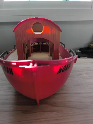 Barco de juguete rojo y beige