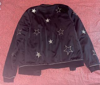 Bomber negra con estrellas doradas