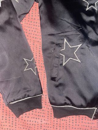 Bomber negra con estrellas doradas