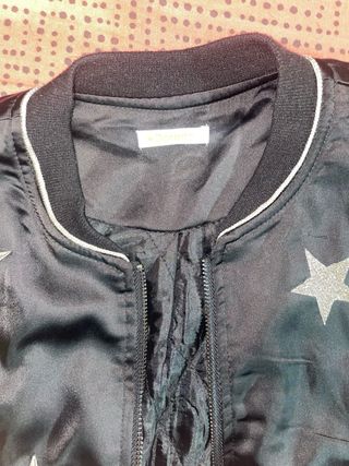 Bomber negra con estrellas doradas
