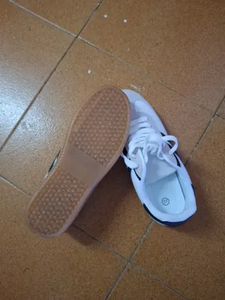 Zapatillas deportivas blancas y negras