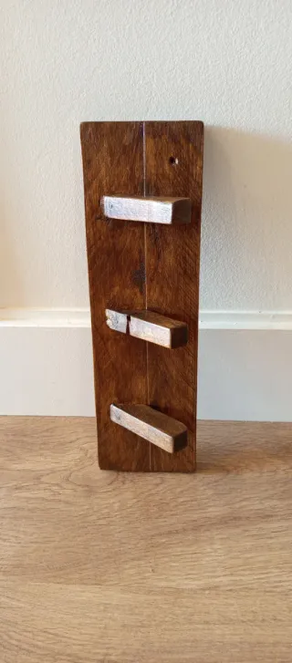 Colgador rústico vintage de madera envejecido.