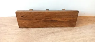 Colgador rústico vintage de madera envejecido.