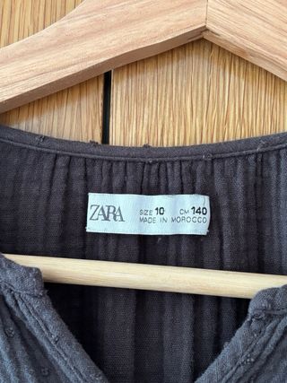 Vestido Zara niña gris oscuro midi volantes