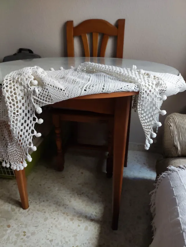 Mesa plegable, vitrina y aparador de madera