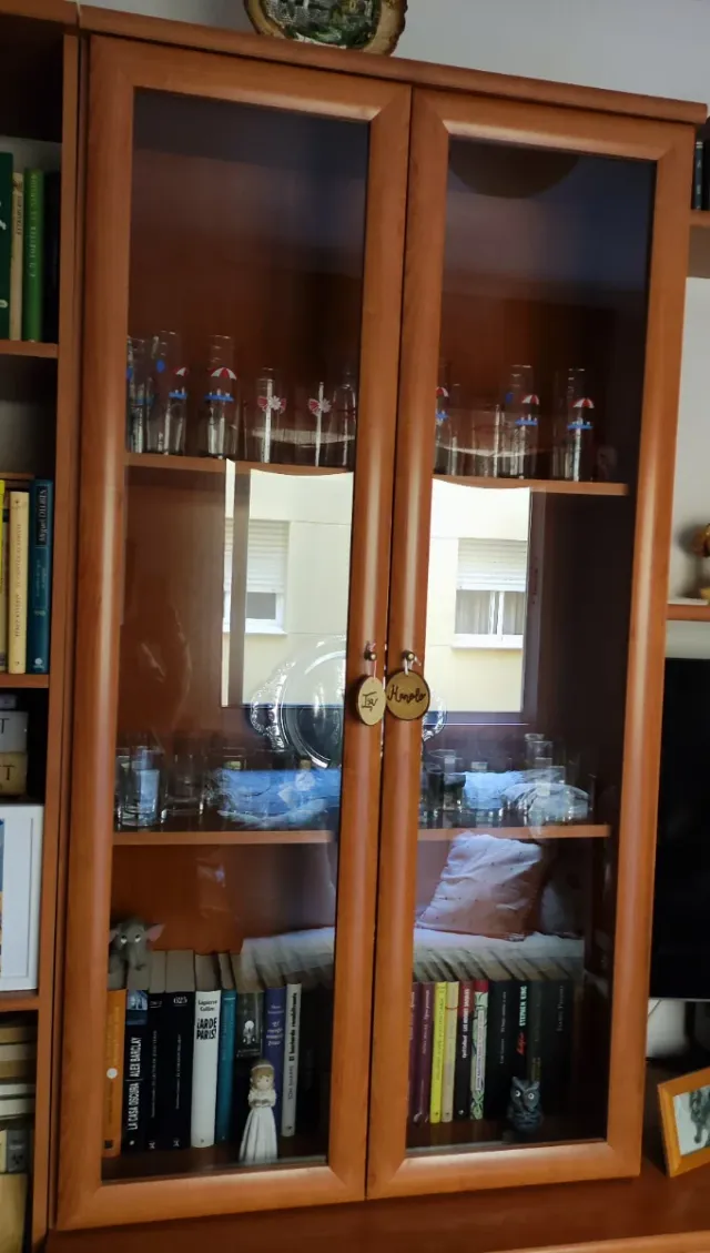 Mesa plegable, vitrina y aparador de madera