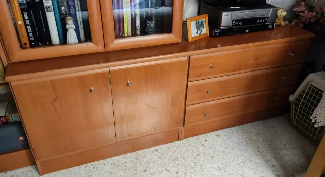 Mesa plegable, vitrina y aparador de madera