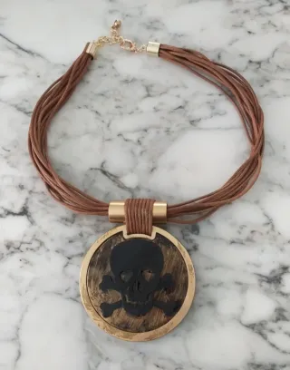 Collar estilo pirata con calavera