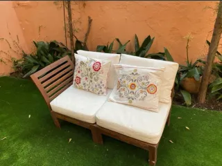 Sofá de terraza de madera y tela