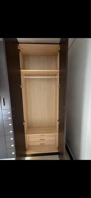 Armario de madera marrón