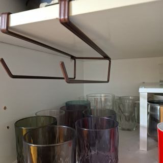 Soportes colgadores metálicos para estantería