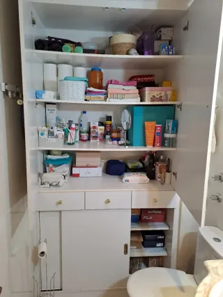 Mueble dispensador blanco con pomos dorado