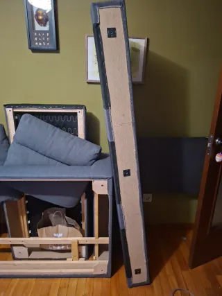 Sofá gris Ikea básico, tiene algunas manchas.