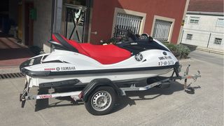 Moto de agua Yamaha blanca y roja