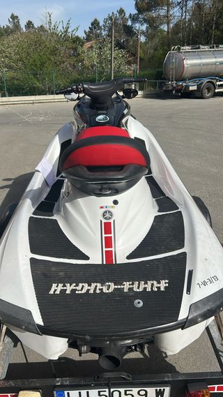 Moto de agua Yamaha blanca y roja