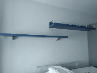 Letto a castello con scrivania e scaffali