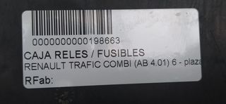 RENAULT TRAFIC COMBI (AB 4.01) 6 - plazas (L2H1) acristalado parcial 2,9t   Combi largo CAJA RELES / FUSIBLES
