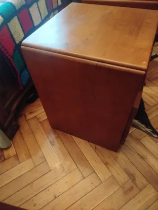 Dos mesitas de noche de madera