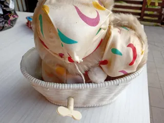 Giocattoli vintage clown in cesto