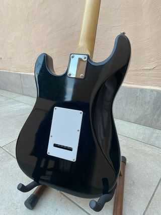 Guitarra Eléctrica Negra Tipo Stratocaster