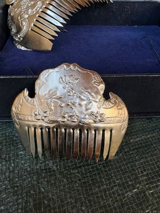 Peinetas de fallera cinceladas en color plata.