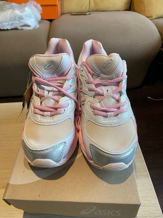 Zapatillas Asics rosas y plateadas