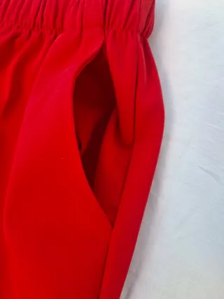 Pantalón pirata rojo T M. Medidas en descripción