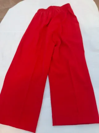 Pantalón pirata rojo T M. Medidas en descripción