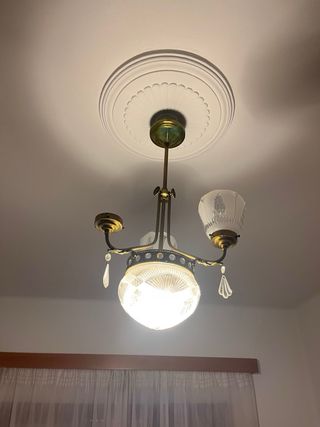 Lámpara de techo dorada y cristal