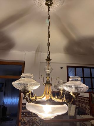 Lámpara de techo dorada y cristal