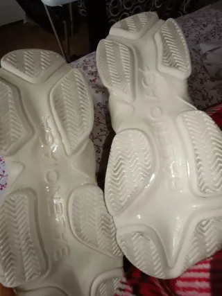 Zapatillas deportivas talla 42 originales unisex .