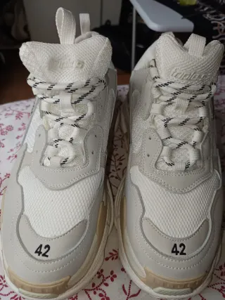 Zapatillas deportivas talla 42 originales unisex .