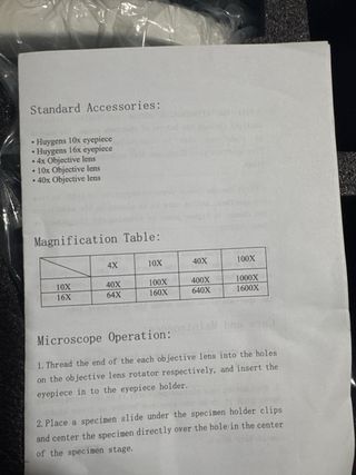 Microscopio óptico blanco